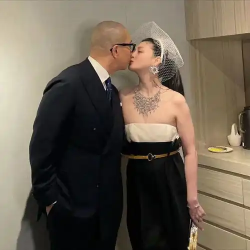 大s别看具俊晔与小s金曲奖同台,遭小姨子摸胸肌后打手制止
