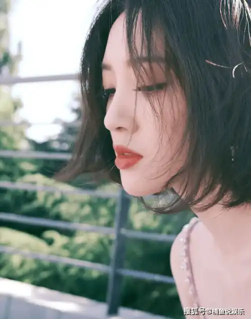 当妈后的唐艺昕越来越敢穿了,吊带裙配黑色丝袜,酷飒女孩登场