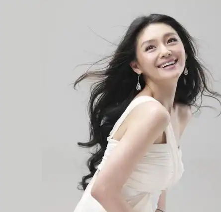徐熙媛离婚后首次露面,摆脱前任喜上眉梢,妆容精致搂着男闺蜜