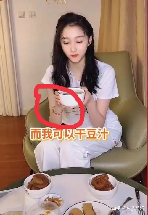 网爆关晓彤怼粉后,亲自剪辑干饭视频,手戴红色转运绳出镜