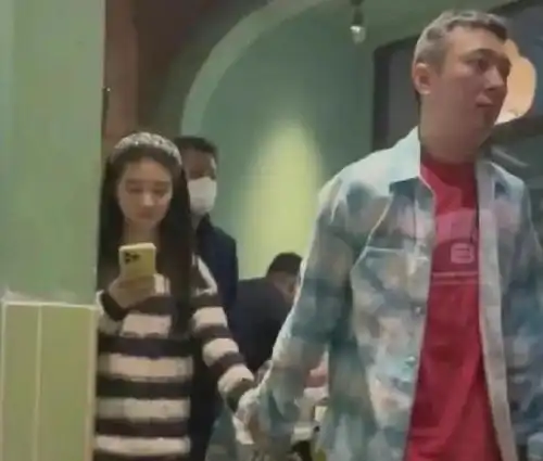 王思聪也吃回头草陪前女友逛街坐游艇享乐,被嘲是地陪破防回怼