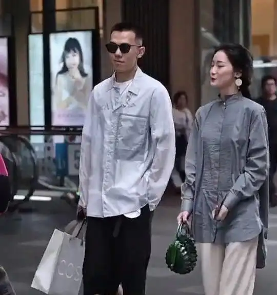 还有一种气质叫做布袋拎成爱马仕,这样的情侣穿搭肯定是焦点