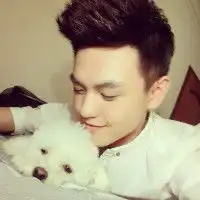 一个情侣头像,一个女的抱着一只狗,要另一个男生