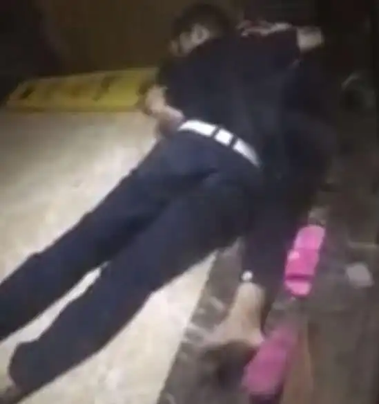 富士康又出事了,宿舍楼里发生命案,现场男子压在女子身上