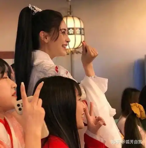 杨颖生日会照片曝光,小海绵现场罕见亮相