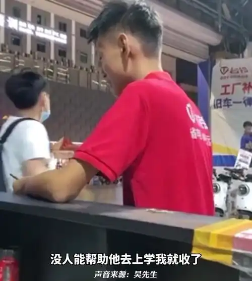广东16岁男孩流浪街头,男子免费教他修车,父母双亡没人管他了
