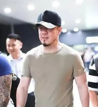 杨坤商演观众不给面子遭群嘲,且大喊刘德华,这到底因何而起