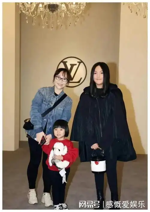 李湘罕携女儿现身,她西装黑超霸气侧漏,王诗龄斗篷大衣过于成熟