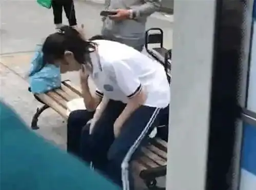 00后情侣地铁上,做出不雅亲密动作,网友吐槽现在的孩子没素质