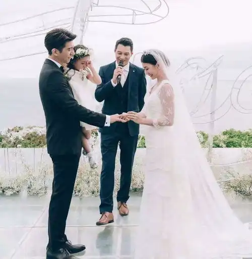 贾静雯修杰楷3个女儿巴厘岛见证婚礼,晚宴派对上深情热吻唱情歌