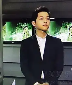 宋仲基帅气现身电视台录节目工作人员尖叫不断