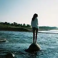 站在海边的孤单头像一个人站在海边头像