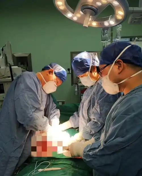 济南9岁男孩被二踢脚炸伤,目前仍未脱离危险