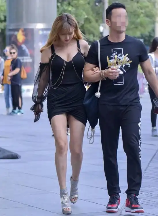 街拍偶遇美女,图一高贵靓丽气场十足,很有韵味