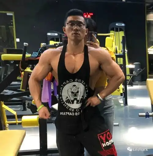 上海95后肌肉情侣私照曝光,网友哇塞这也太酸了