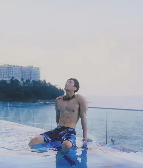 海边惊现肌肉天使这位型男的身材让我忘记呼吸