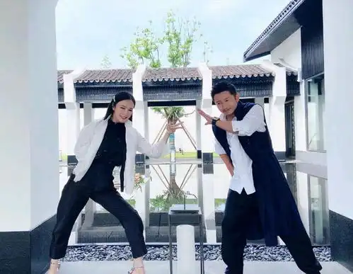 冉莹颖穿衣太大胆,银色亮片吊带裙精致抢眼,配同色长靴更加酷炫