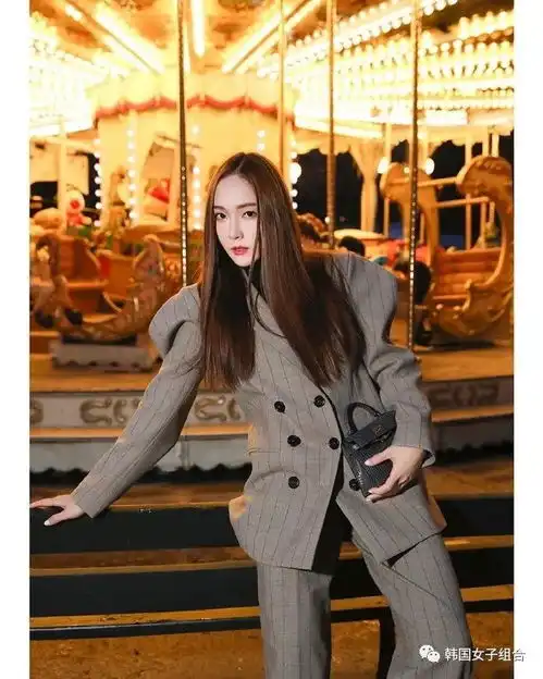 白色情人节,在最有童真的地方,摆最酷pose的女爱豆