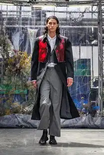 把令人窒息的真空温室搬到秀场就冲这ximonlee的男装高级质感,我吹爆