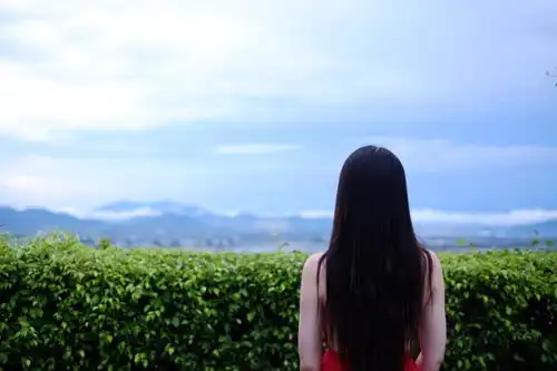 一袭红裙与男友牵手来到情侣的天堂三亚内附美图