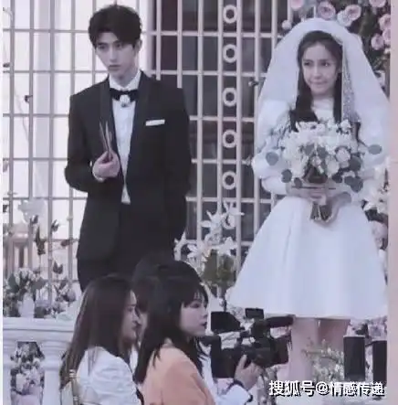 关晓彤穿婚纱录制奔跑吧兄弟造型惊艳,只可惜鹿晗不在