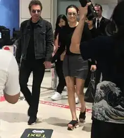 巩俐与丈夫十指紧扣现身威尼斯电影节,再次争夺影后