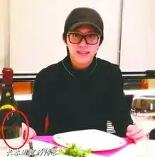 李云迪与神秘女共度情人节女生手捧玫瑰花