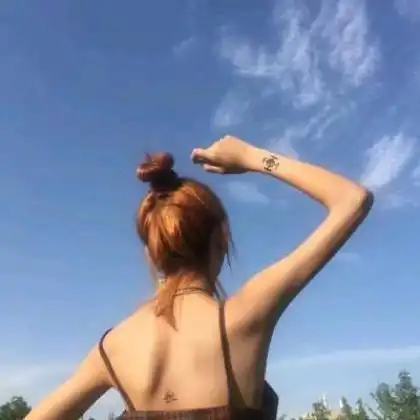 情侣头像背影一对分开,望着远方敬我余生不悲欢