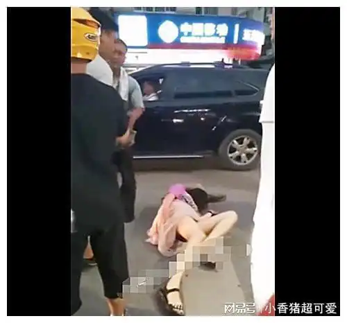 女子疑似多次出轨被抓,街头遭丈夫暴打,怒斥开我车去玩男人