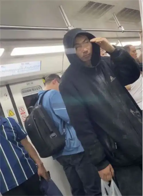 后续西安地铁神秘男已被带走,正面照曝光,知情人透露更多内幕