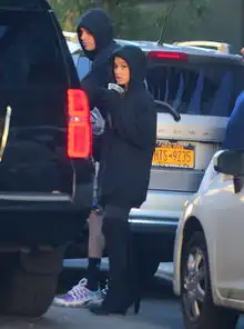 组图a妹订婚后与未婚夫情侣装出街两人手牵手身高差略萌