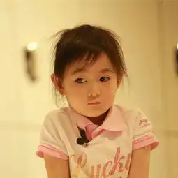 张震一岁女儿忧郁大眼萌萌哒,一点不输欧弟女儿