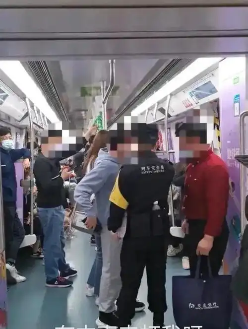 深圳地铁一男子不断挑衅大叔,乘客忙劝阻,70后也是不怕打的