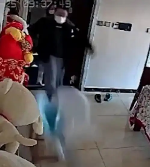 嫌楼上孩子吵,夫妻暴力破门威胁殴打邻居警方通报