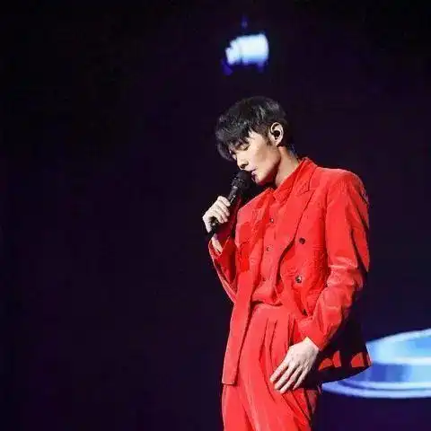 李荣浩激动发文终于见到观众了,晒近照暴瘦骨骼明显
