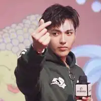 单手比心手势情侣头像微信头像图片大全