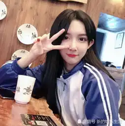 艾比变矮了看到仰视中的矮小黑,网友无美颜啥视角都白搭