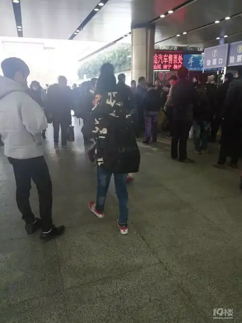 12岁男孩在火车站向陌生人借手机,他随后的举动让人万万想不到......