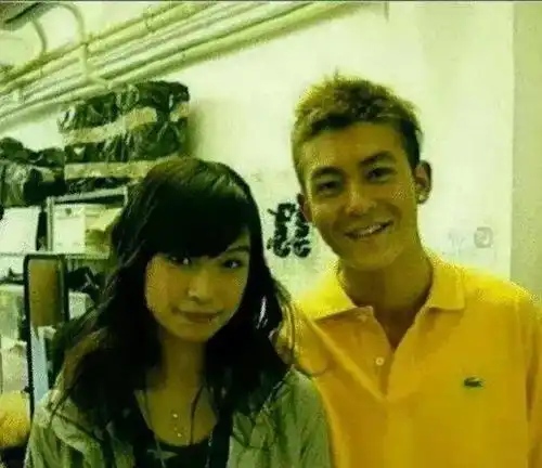 杨颖baby被男性高管怼脸看,网友被迫营业的样子很尴尬