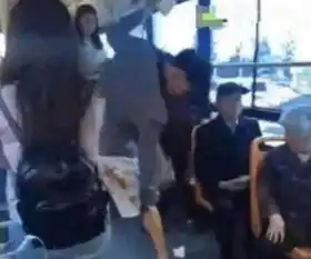 情侣上公交,司机开车一分钟就刹车,全车人闭上眼睛大骂情侣恶心