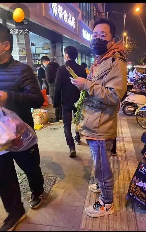 这个倔强的上海男人抢了两根芹菜,在朋友圈抖音都火了啊