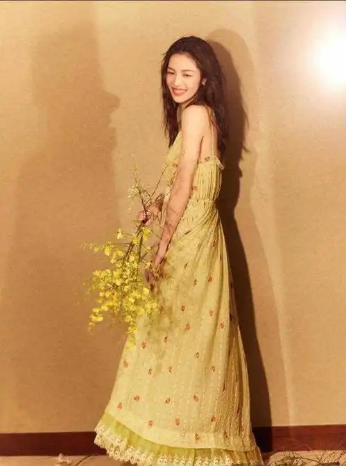 钟楚曦的气质真是女明星中独一份穿吊带风情万钟好撩人,身材太棒了