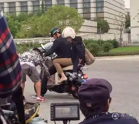 李晨亲密载姚晨网友范爷叫你回家跪搓衣板