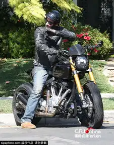 基努里维斯骑摩托出街着机车衣戴头盔男子气概十足
