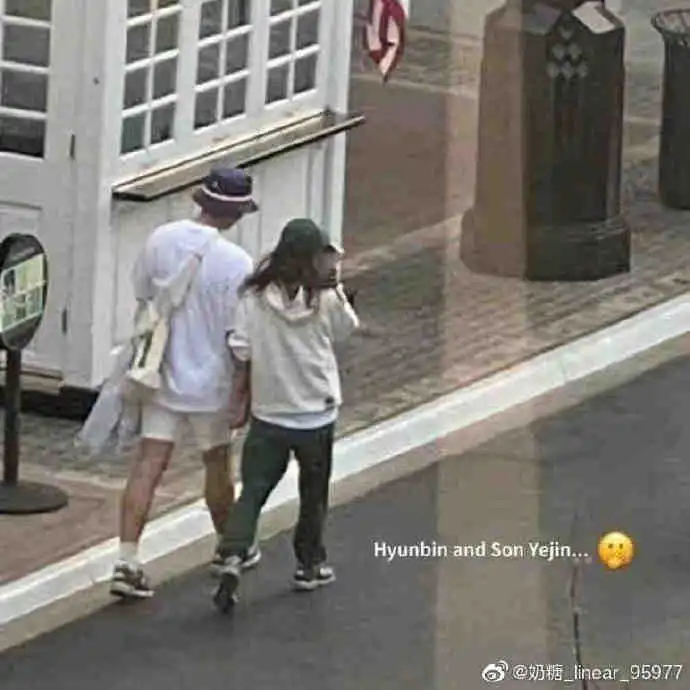 组图网友偶遇玄彬孙艺珍牵手散步穿情侣鞋男方帮女方背包
