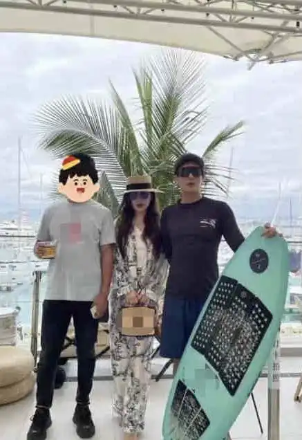 霍思燕不受老公与网红绯闻影响,夫妻挑战高难度接吻,手放位置不给杜江面子