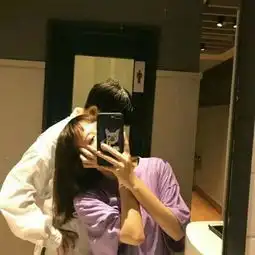 双人暧昧情头钟爱手机更在意你