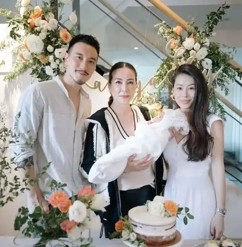 蔡诗芸当妈后第一个生日晒与老公王阳明女儿的温馨全家福