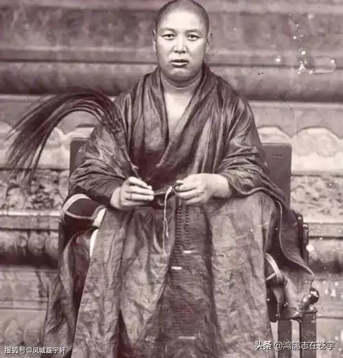 清末老照片寺院和尚耳大面阔一脸油腻,慈禧出殡时上演骇人一幕