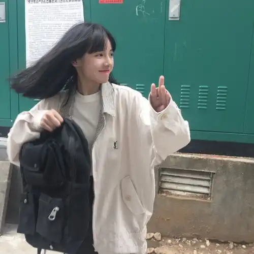 网易云热评问一位女生在这个季节怎么撩男孩子,她说很简单,就